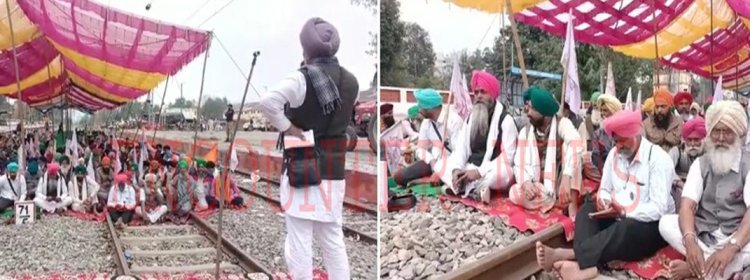 पंजाबः रेलवे ट्रैक पर बैठे किसान, अनिश्चितकाल के लिए लगाया धरना