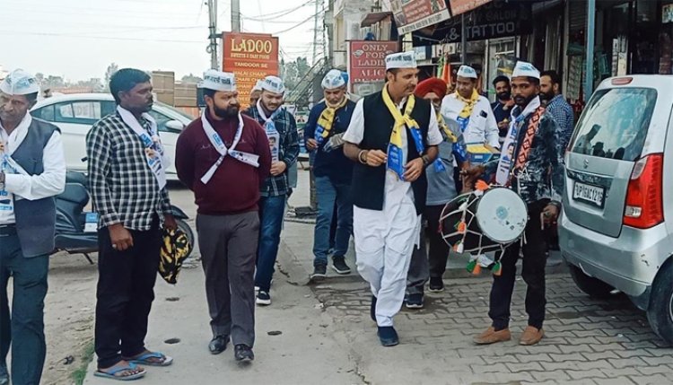 दिल्ली में आप पार्टी का मेयर बनने पर कालका में जश्न का माहौल