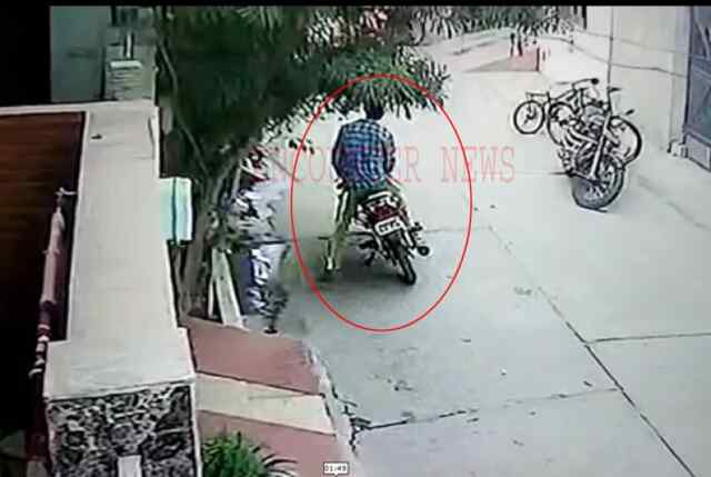 जालंधरः बाइक चुराने आया चोर मौके पर काबू, देखें CCTV