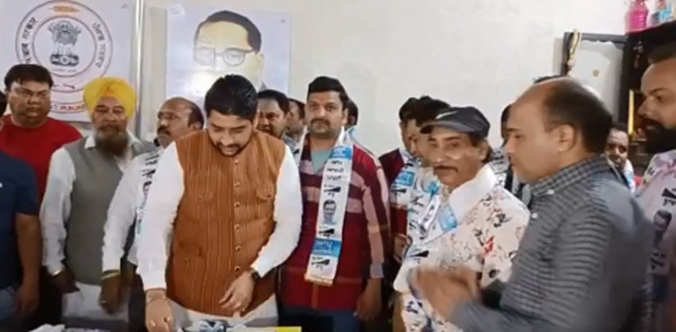 जालंधरः विपक्ष को बड़ा झटका, पूर्व पार्षद सहित कई नेता आप पार्टी में शामिल, देखें वीडियो