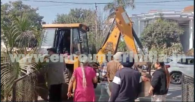 जालंधरः इस इलाके में निगम ने चलाई डिच, माहौल तनावपूर्ण, देखें वीडियो