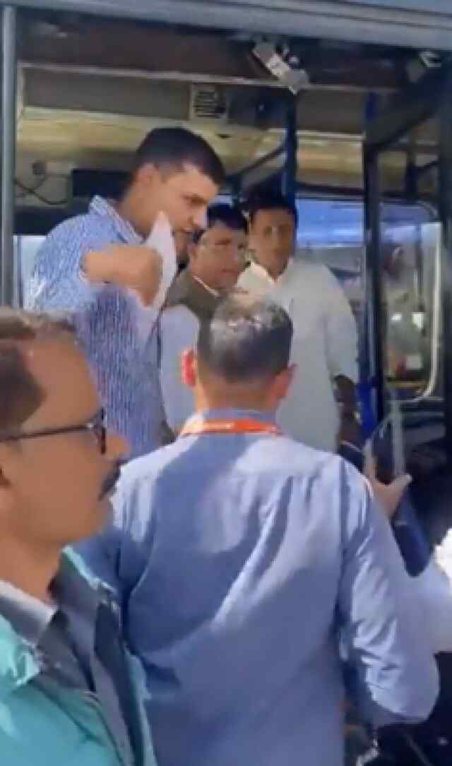 कांग्रेस के दिग्गज नेता को पुलिस ने किया काबू, विरोध में प्रदर्शन जारी, देखें वीडियो