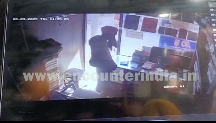 जालंधरः इस इलाके में दुकान से पैसे चुराता चोर काबू, देखें वीडियो