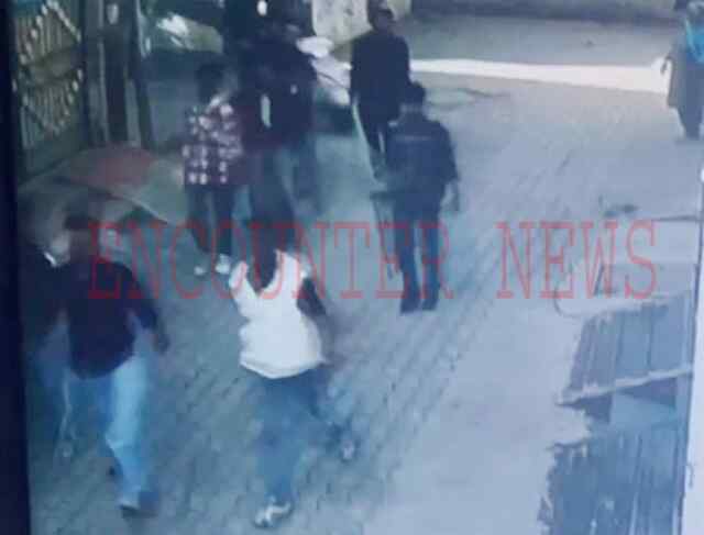 पंजाबः हमलावारों ने तेजधार हथियार से 2 युवकों को किया घायल, देखें CCTV