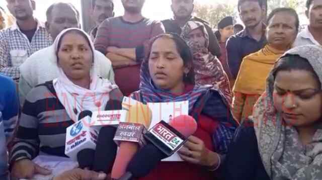 15 वर्षीय युवक का कत्ल, परिजनों ने किया प्रदर्शन, देखें वीडियो