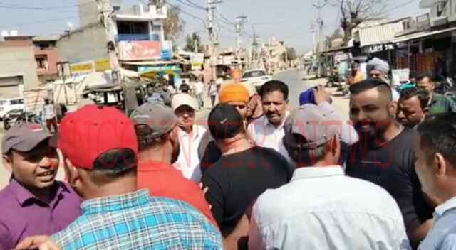जालंधरः इलाके में पंचायती इमारत को लेकर भारी हंगामा, देखें वीडियो
