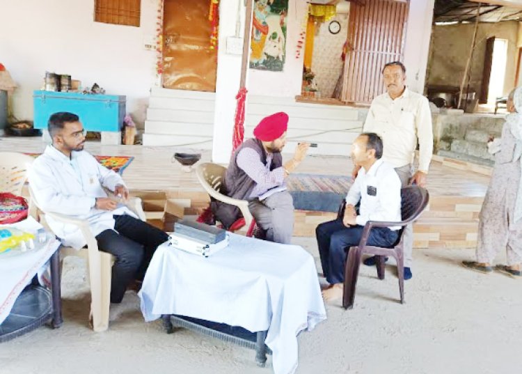 शीतलपुर में जांची 70 लोगों की आंखें