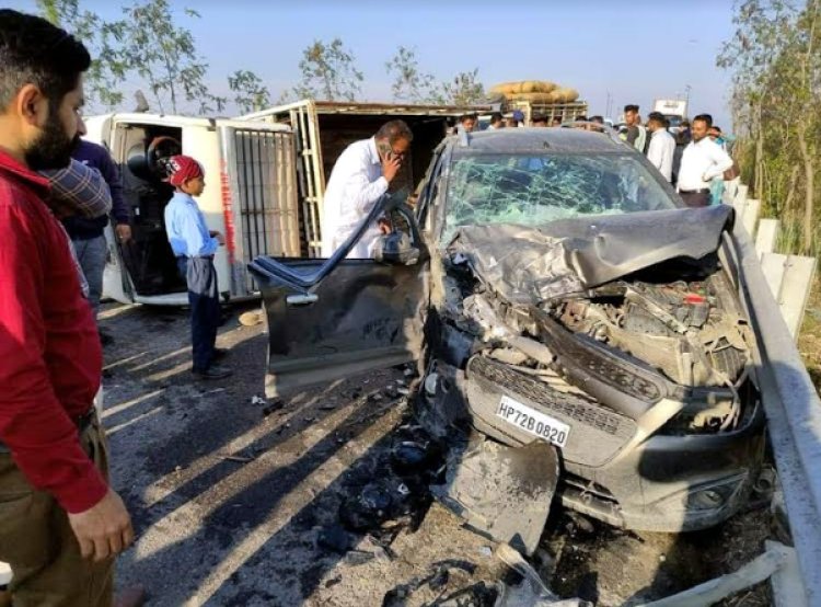 छोटा हाथी और कार की भीषण टक्कर में 80 वर्षीय महिला की मौत, चार घायल 