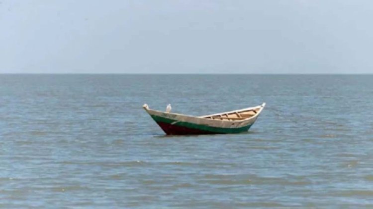नाव टूटने से हुआ बड़ा हादसा, तट पर बहते मिले 30 शव