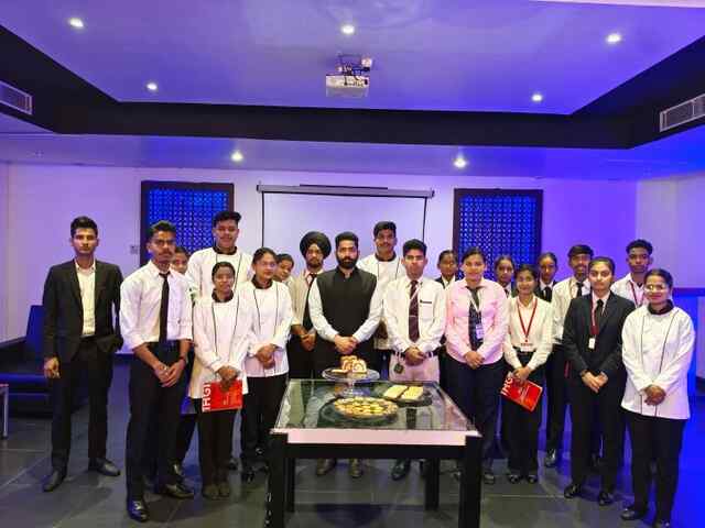 इनोसेंट हार्ट्स ग्रुप ऑफ इंस्टीट्यूशंस के स्कूल ऑफ होटल मैनेजमेंट में ”बेकरी प्रोडक्ट्स” पर वर्कशॉप का आयोजन
