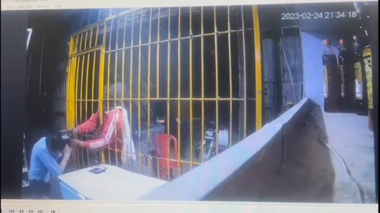 होशियारपुरः रिवाल्वर और तेजधार हथियार सहित ठेके में घूसे लुटेरे, देखें CCTV