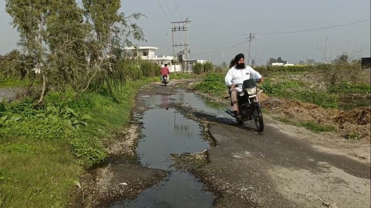 पंजाबः NRI सहित लोगों ने सरपंच पर फंड घोटाले के लगाए आरोप, देखें वीडियो