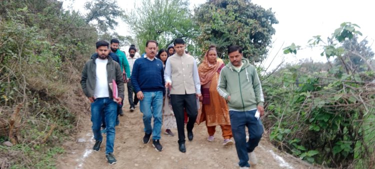 डीसी ने ईसपुर में बनने वाले शीतला माता मंदिर का किया निरीक्षण