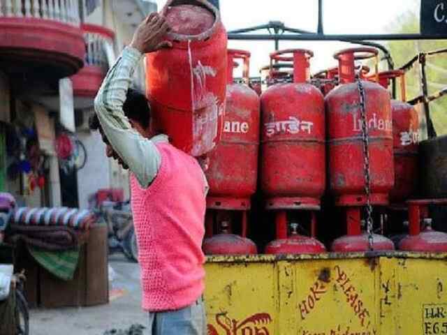 मंहगाई का झटका : घरेलू और कमर्शियल गैस सिलेंडर के बढ़े दाम