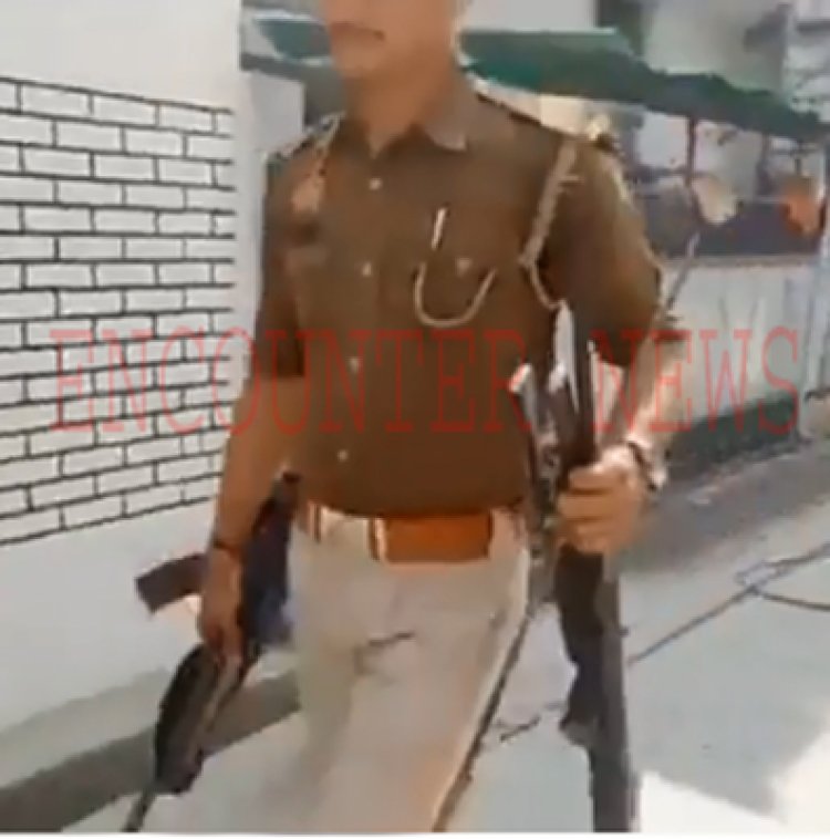 उमेश पाल हत्याकांड में खालिद के घर से विदेशी बंदूके और तलवार बरामद, देखें वीडियो