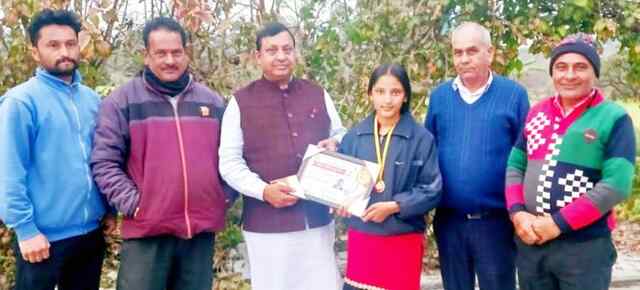मानसी राणा को पूर्व कैबिनेट मंत्री वीरेंद्र कंवर ने सम्मानित किया