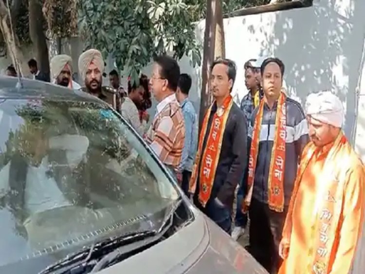 पंजाबः अमृतपाल सिंह का पुतला फूंकने पहुंची शिव सेना, माहौल तनावपूर्ण, देखें वीडियो
