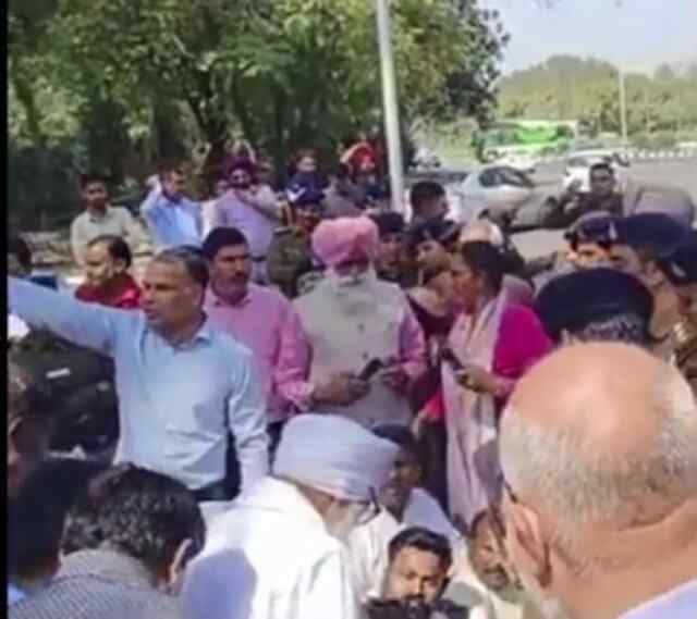 सरकारी स्कूल की टीचर को जातिसूचक शब्द कहने पर भड़की यूनियन, प्रिंसिपल के खिलाफ प्रदर्शन