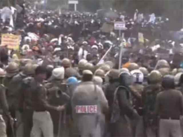 चंडीगढ़ बॉर्डर पर सरंपचों ने लगाया धरना, माहौल तनावपूर्ण