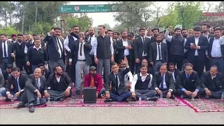 पंजाबः प्रशासन के खिलाफ सड़कों पर उतरे वकील, देखें वीडियो