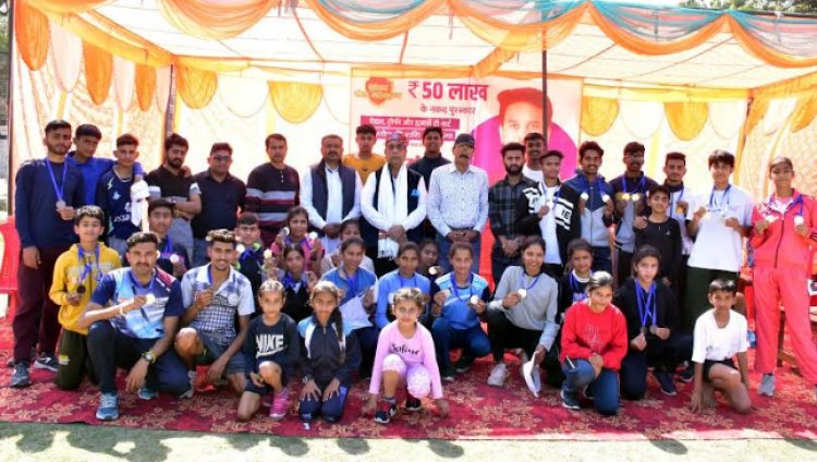 सांसद खेल महाकुंभ के विजेता खिलाड़ियों को मेडल व प्रशस्ति पत्र देकर सम्मानित किया