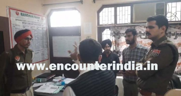 पंजाबः बैंक में नोटों से भरा बैग लेकर लुटेरे हुए फ़रार, देखें वीडियो