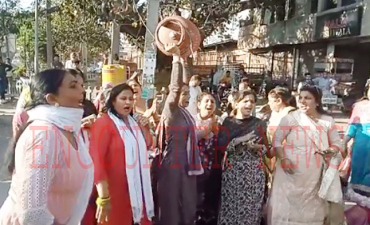 जालंधरः केंद्र सरकार के खिलाफ सड़कों पर उतरी कांग्रेस, महिलाएं ने किया प्रदर्शन, देखें वीडियो