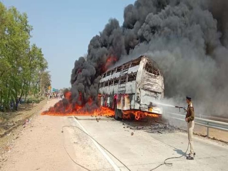 चलती बस में लगी भीषण आग, यात्रियों ने खिड़की से कूदकर बचाई जान