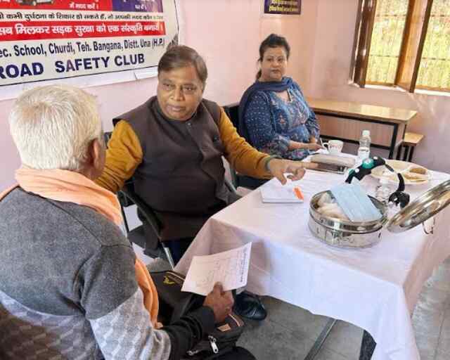 चुल्हड़ी में फ्री स्वास्थ्य जांच शिविर का आयोजन