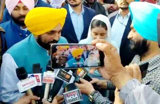 ਪੰਜਾਬ : ਮੁੱਖ ਮੰਤਰੀ ਭਗਵੰਤ ਮਾਨ ਆਪਣੀ ਪਤਨੀ ਸਮੇਤ ਸ੍ਰੀ ਆਨੰਦਪੁਰ ਸਾਹਿਬ ਹੋਏ ਨਤਮਸਤਕ, ਦੇਖੋ ਵੀਡਿਓ