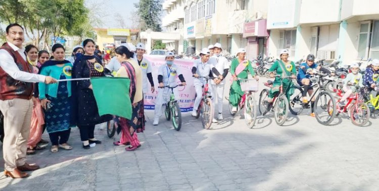 स्वस्थ महिला स्वस्थ भारत थीम के तहत आरएच ऊना में साइकिल रैली को दिखाई हरी झंडी
