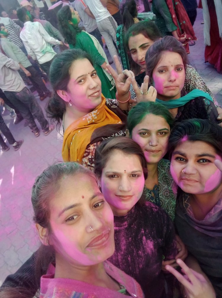 कलर्स इंडिया कंपनी ने मनाई होली