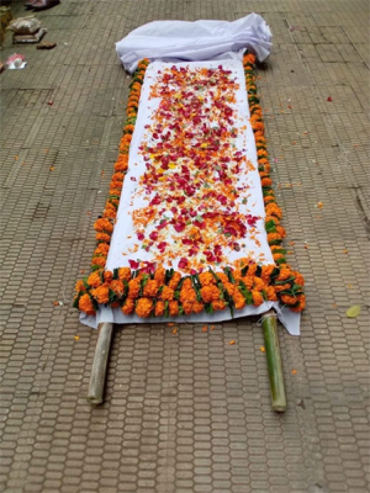 स्नान कराते समय मृतक हुआ जिंदा, उड़े सबके होश