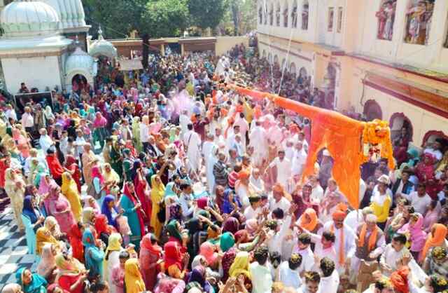 डेरा बाबा रुद्रानंद आश्रम में धूमधाम से मनाई होली 