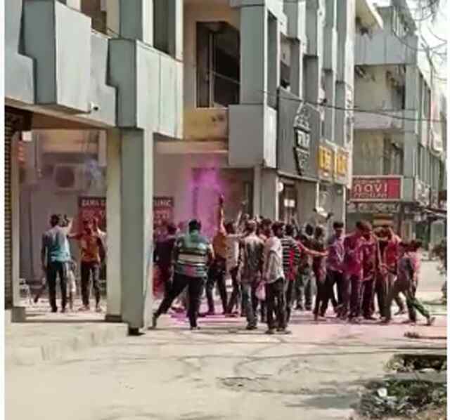 जालंधर: मोटरसाइकिल पर हुल्लड़बाजी कर होली खेल रहे युवकों पर पुलिस ने कसा शिकंजा, देखें वीडियो 