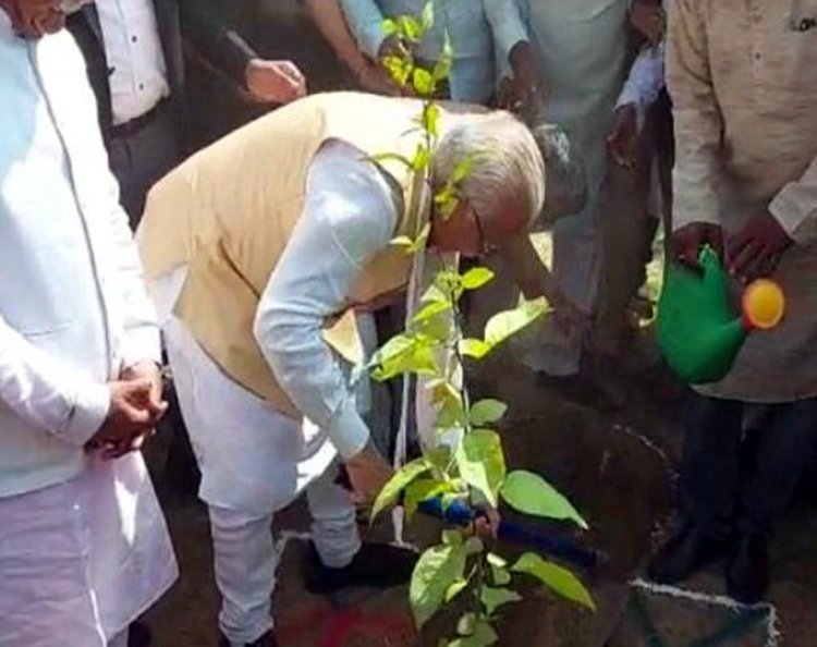 मुख्यमंत्री ने फूलों से खेली होली, कार्यकर्ताओं को दी शुभकामनाएं