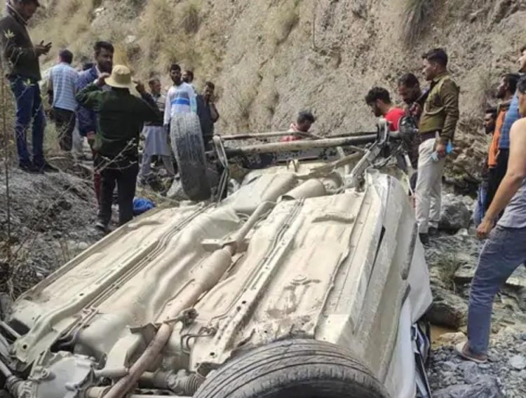 200 मीटर नीचे नाले में गिरी कार, सेना के जवान सहित 4 की मौत