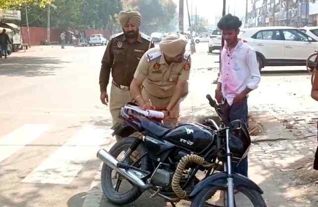 चंडीगढ़ः जगह-जगह की गई नाकेबंदी, शरारती अनसरों पर पुलिस ने कसी नकेल, देखे वीडियो