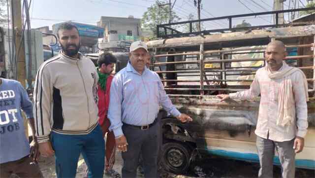 जालंधरः इस इलाके में शरारती अनंसरों ने छोटे हाथी को लगाई आग, देखें वीडियो