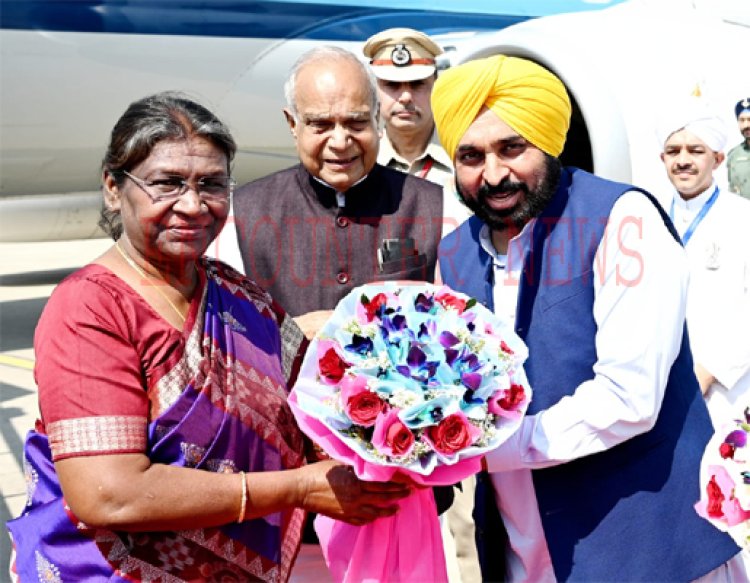 पंजाबः राष्ट्रपति द्रौपदी मुर्मू के पहुंचने पर गवर्नर पुरोहित व CM मान ने किया स्वागत, देखें वीडियो