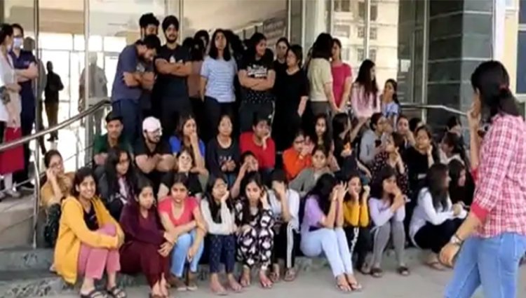पंजाबः गर्ल्स हॉस्टल में घुसे युवकों ने छात्राओं से की मारपीट, धरने पर बैठे स्टूडेंट्स