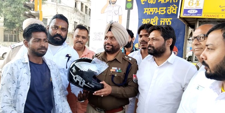 ਜਲੰਧਰ : ਰਾਸ਼ਟਰੀਯ ਸਫ਼ਾਈ ਕਰਮਚਾਰੀ NGO ਨੇ ਹੈਲਮੇਟ ਵੰਡ ਕੇ ਦਿੱਤਾ ਅਨੋਖਾ ਸੁਨੇਹਾ, ਦੇਖੋ ਵੀਡਿਓ