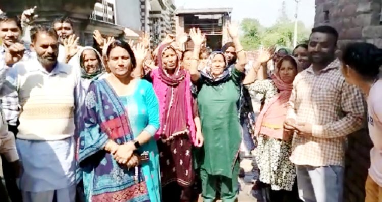 महिला सरपंच के पति पर दादागिरी करने के लगे आरोप, देखे वीडियो
