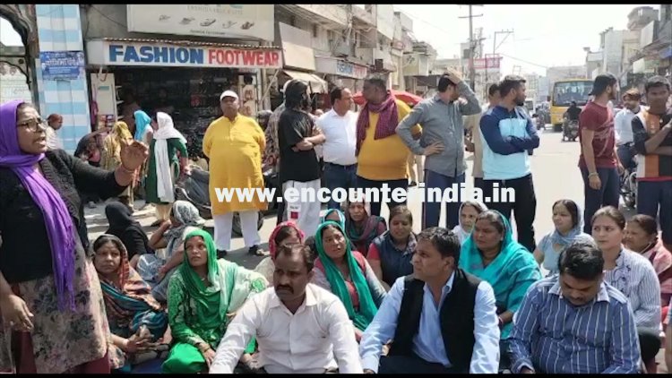 जालंधरः व्यक्ति के सुसाइड मामले में परिजनों ने किया रोड जाम, भारी हंगामा, देखें वीडियो
