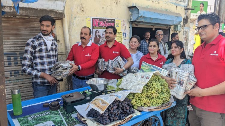 ग्लेनमार्क फार्मा ने रेहड़ी फड़ी वालों को बांटे कागज के लिफाफे