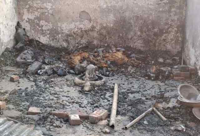 असामाजिक तत्वों ने 2 मंदिरों में लगाई आग, माहौल बना तनावपुर्ण