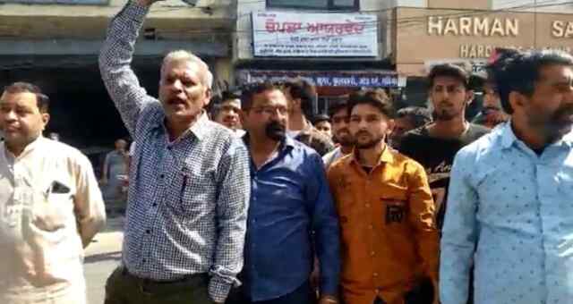 जालंधर: Expire Glucose मामले में SOOD HOSPITAL के बाहर भारी हंगामा, देखें Live