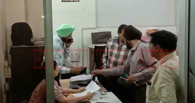 जालंधरः जंग-ऐ-आज़ादी स्मारक के तहत मैनेजमेंट के सेक्टरी लखविंदर जोहल पहुंचे विजिलेंस के दफ्तर, देखें वीडियो