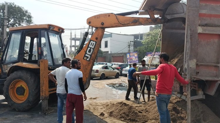 जालंधर: इस चौक पर ट्रक पलटने से लगा जाम, देखें वीडियो