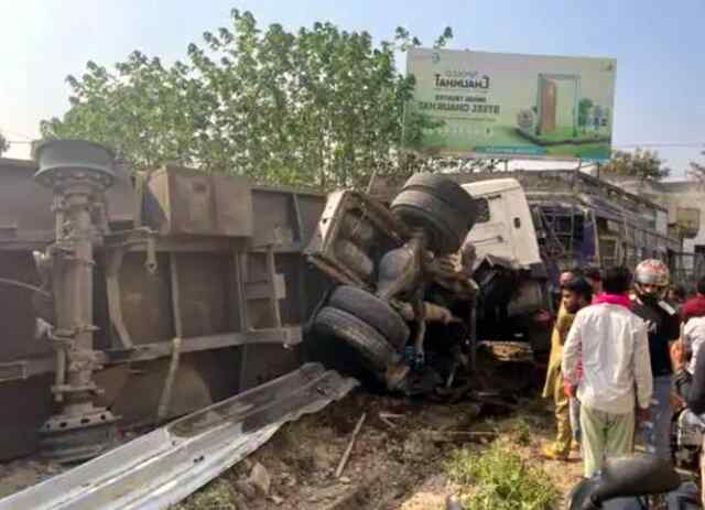 गगरेट में टायलों से भरा ट्रेलर पलटा